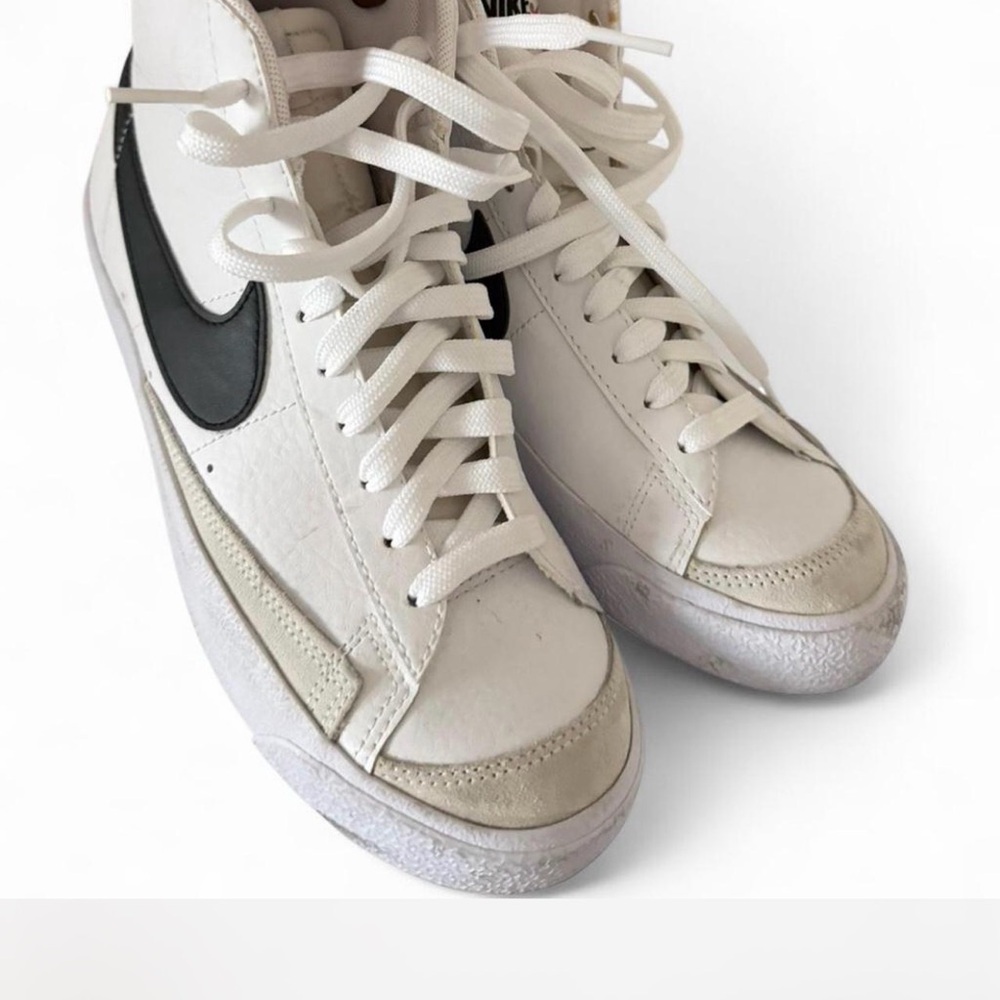 Nike White and Black Classic Sneakers